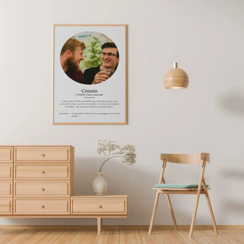 Affiche définition pour un cousin avec photo ronde, dans un cadre en bois clair au-dessus d’une commode