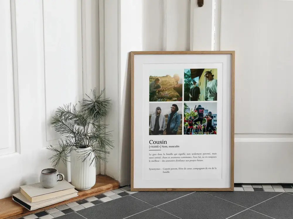 Affiche définition pour un cousin avec quatre photos, encadrée en bois clair et posée au sol à côté d’un vase