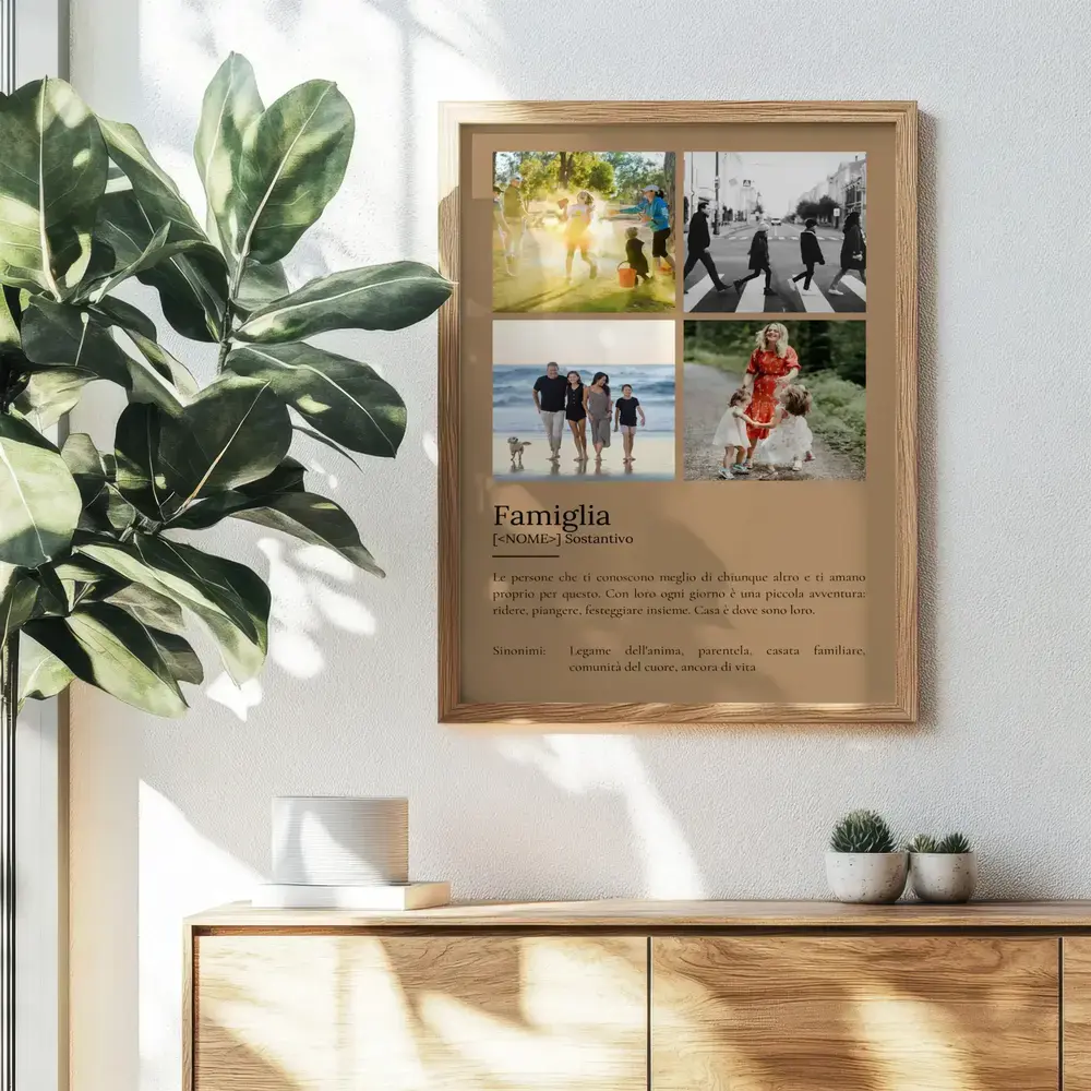 Poster con definizione di famiglia e quattro foto, in cornice di legno sopra una credenza, accanto a una pianta