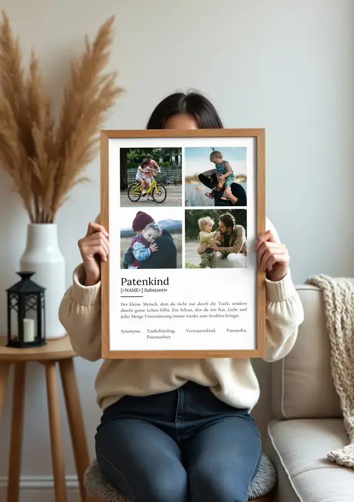 Definitionsposter fürs Patenkind mit vier Fotos im Naturholzrahmen, präsentiert im Wohnzimmer neben Pampasgras