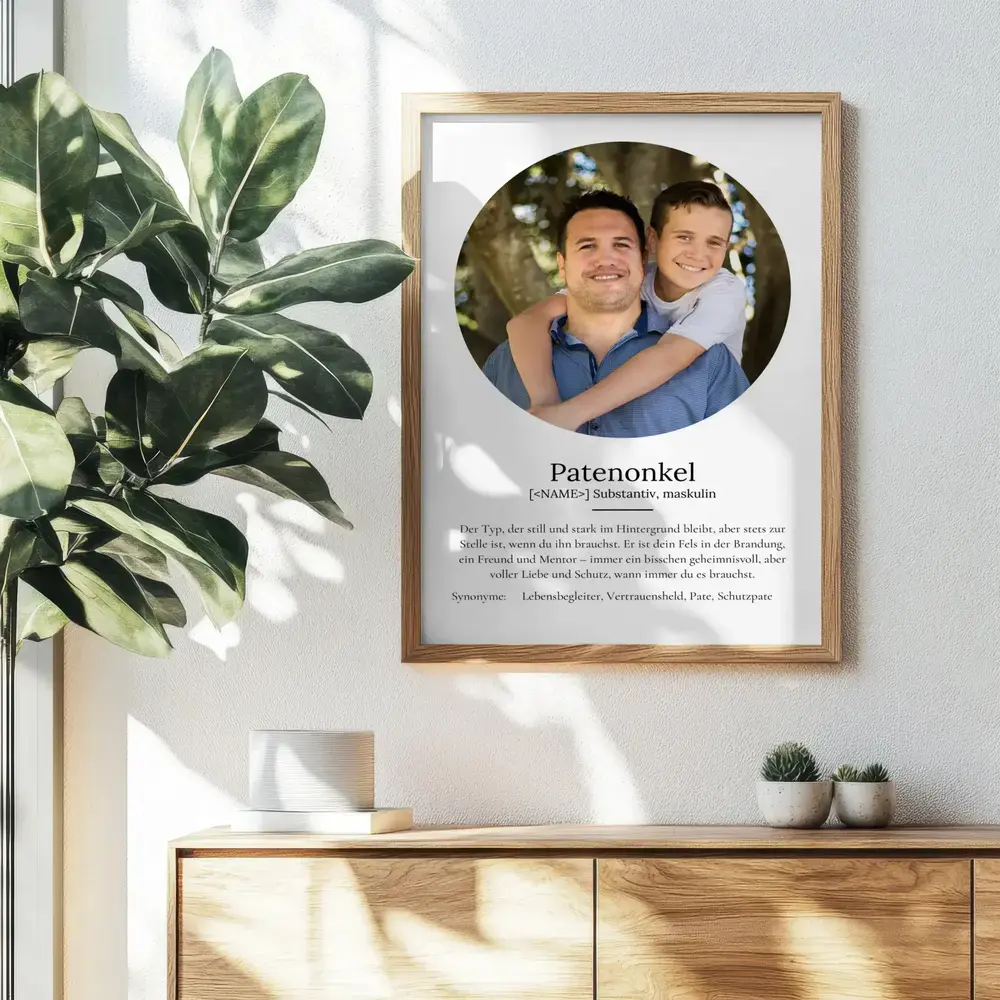 Definitionsposter für den Patenonkel mit rundem Foto im Naturholzrahmen über einer Kommode