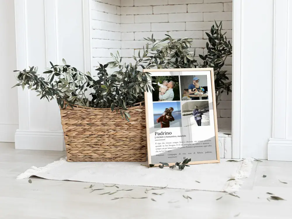 Poster per il padrino con quattro foto e definizione, incorniciato a terra accanto a un cesto con rami verdi