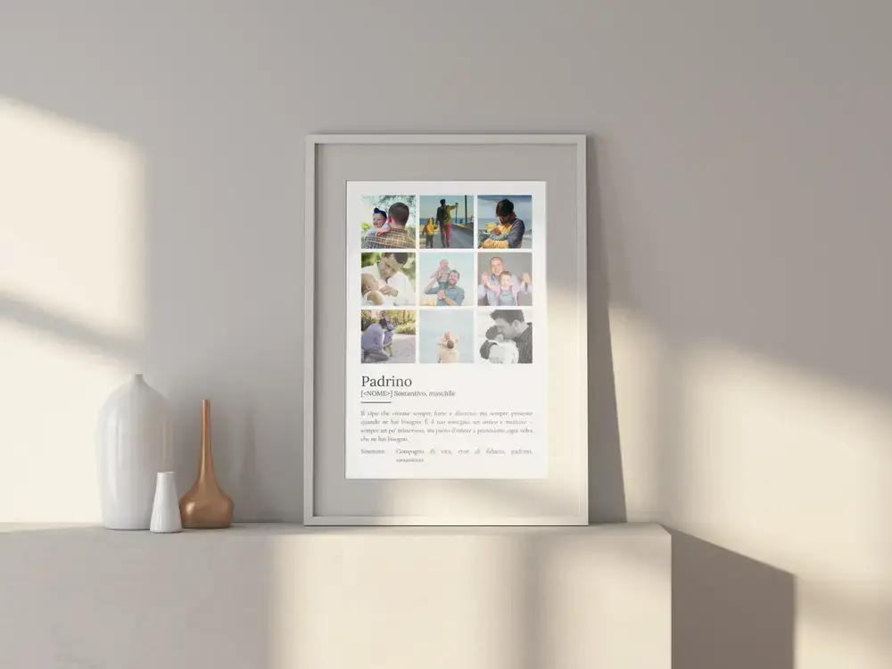 Poster regalo per il padrino con nove foto e definizione, in cornice chiara su una credenza accanto a piccoli vasi