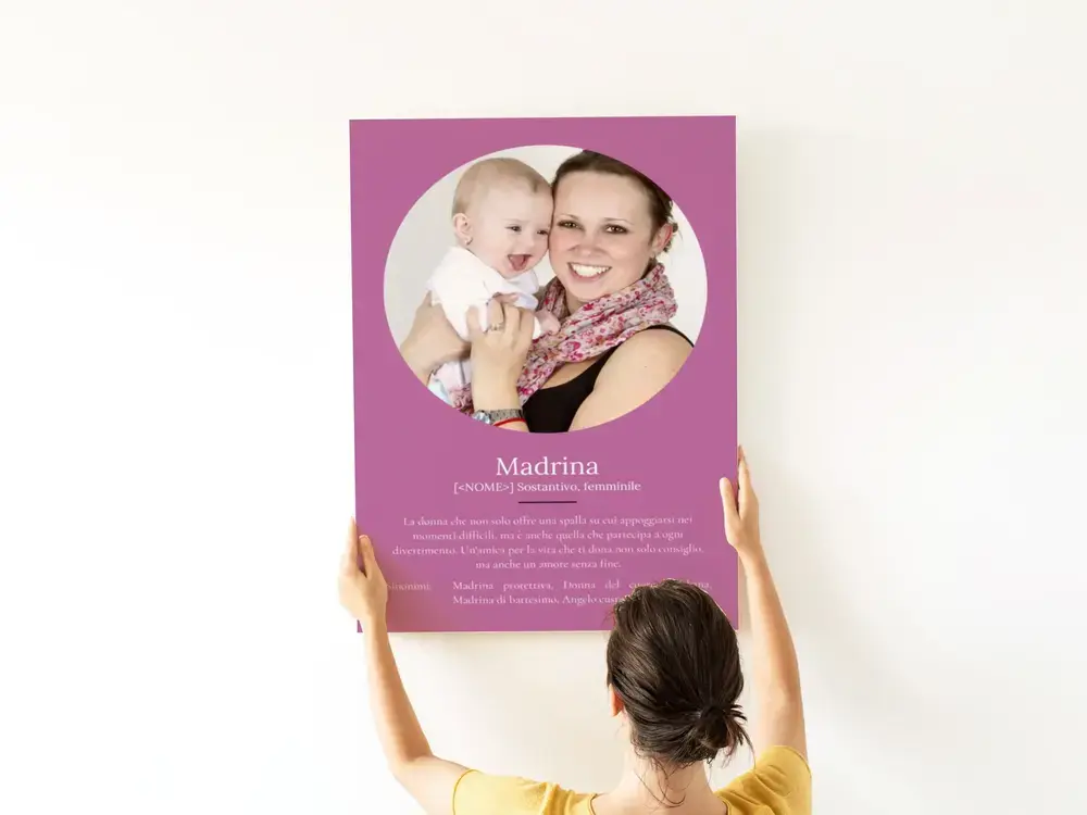 Poster viola per la madrina con foto rotonda e definizione personalizzata, su una parete bianca