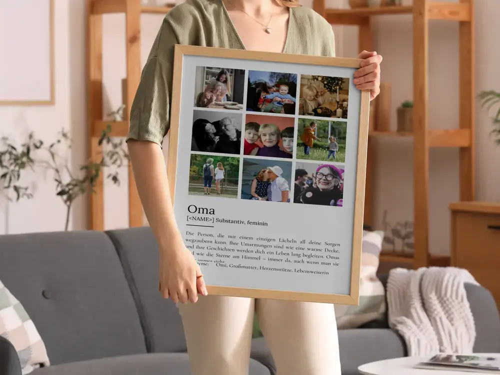 Geschenkidee für Oma: Definitionsposter mit neun Fotos im Naturholzrahmen, präsentiert im Wohnzimmer