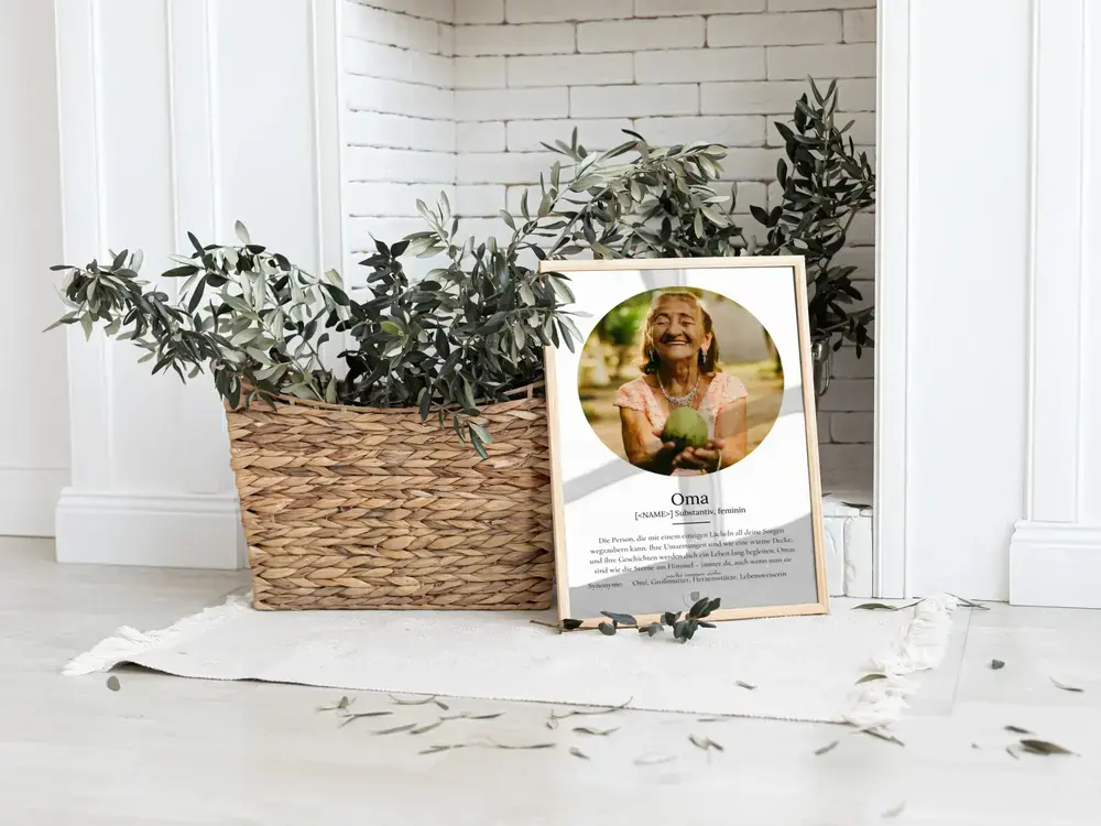 Definitionsposter mit rundem Oma-Porträt im Holzrahmen neben einem Pflanzenkorb, eine Geschenkidee für Oma