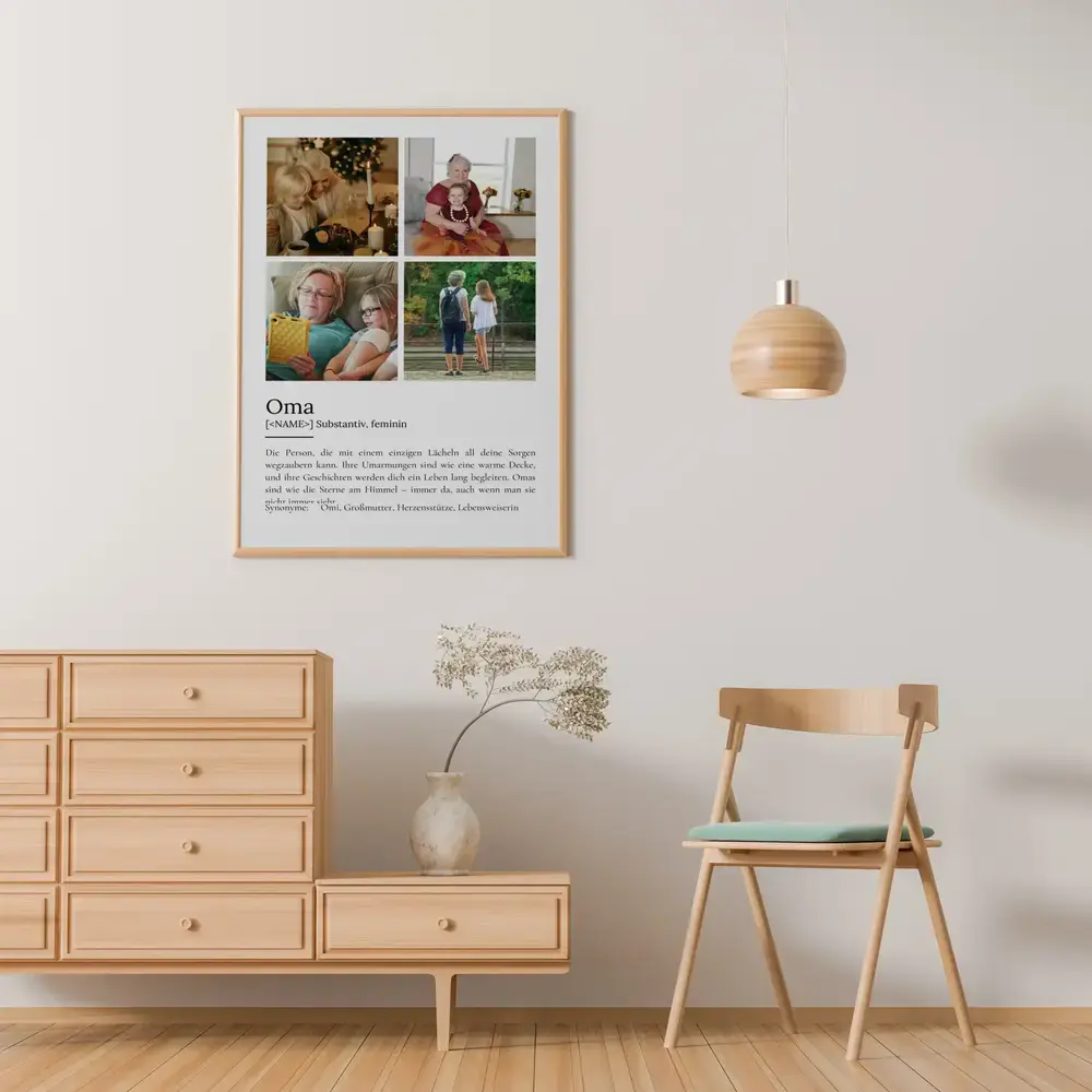 Oma-Definitionsposter mit vier Fotos im Holzrahmen über einer Kommode, als persönliches Geschenk von den Enkeln