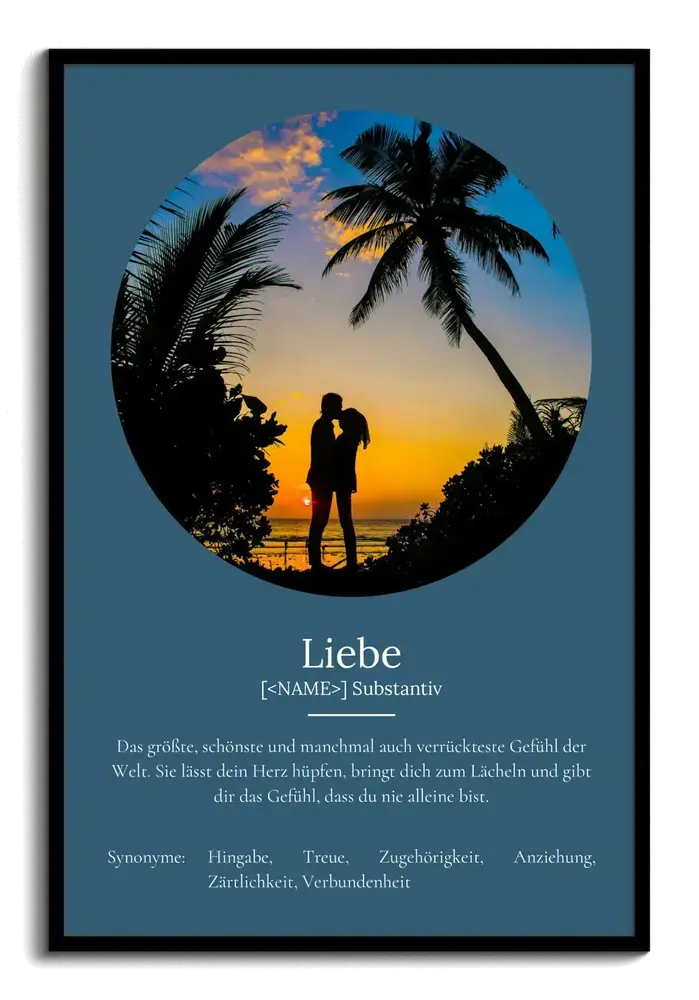 Blaues Definitionsposter zur Liebe mit rundem Paarmotiv unter Palmen bei Sonnenuntergang, schwarz gerahmt