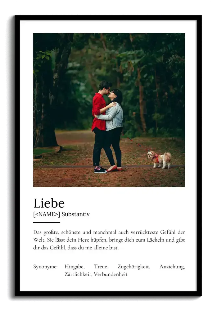 Definitionsposter im Wörterbuch-Stil mit grossem Foto eines Paares im Wald über dem Text, im schwarzen Rahmen