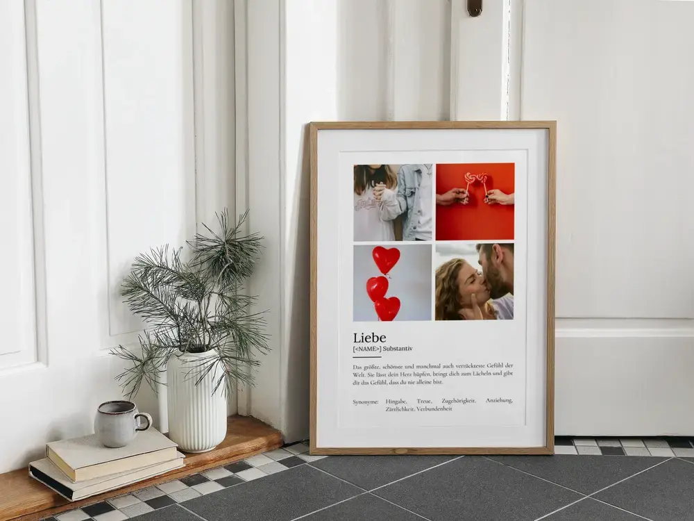 Definitionsposter mit vier Paar- und Herzfotos im Holzrahmen am Boden neben einer Pflanze, Geschenkidee zur Verlobung