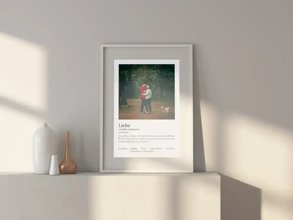 Hell gerahmtes Liebesposter mit Paarfoto im Wald auf einem Sideboard neben Vasen, romantisches Geschenk für den Partner