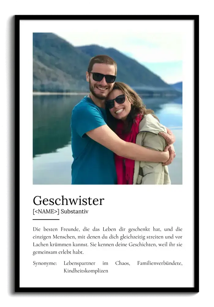 Definitionsposter für Geschwister mit grossem Foto am Bergsee und Text auf Weiss, im schwarzen Rahmen