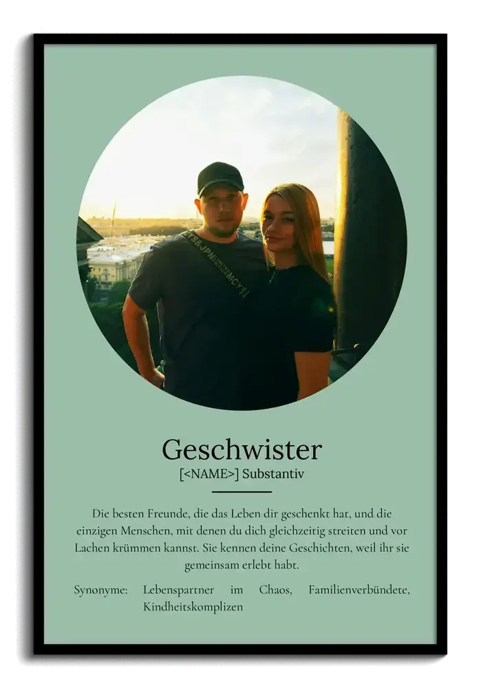 Salbeigrünes Definitionsposter für Geschwister mit rundem Foto und Wörterbuch-Layout im schwarzen Rahmen