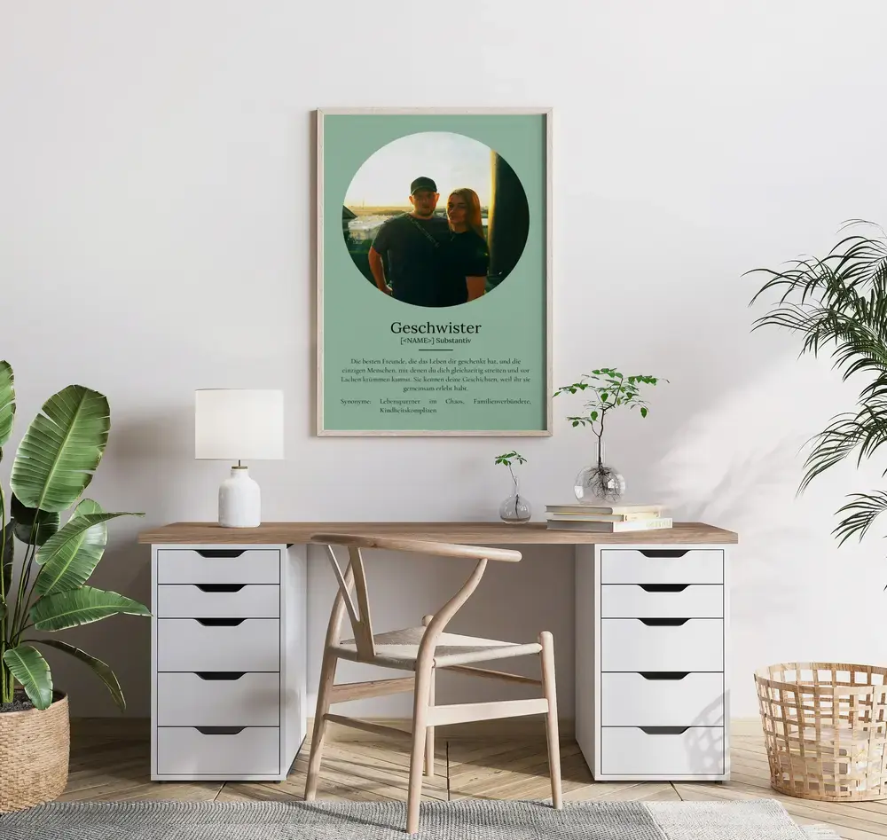 Gerahmtes Definitionsposter mit rundem Foto auf Salbeigrün über dem Schreibtisch, als Geschenk für Bruder und Schwester