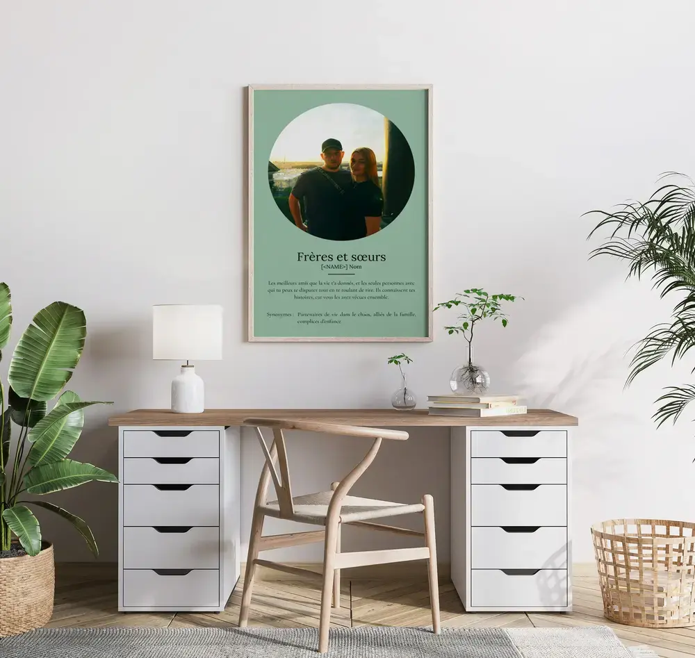 Affiche vert sauge avec photo ronde au-dessus du bureau, un cadeau personnalisé pour sa sœur ou son frère