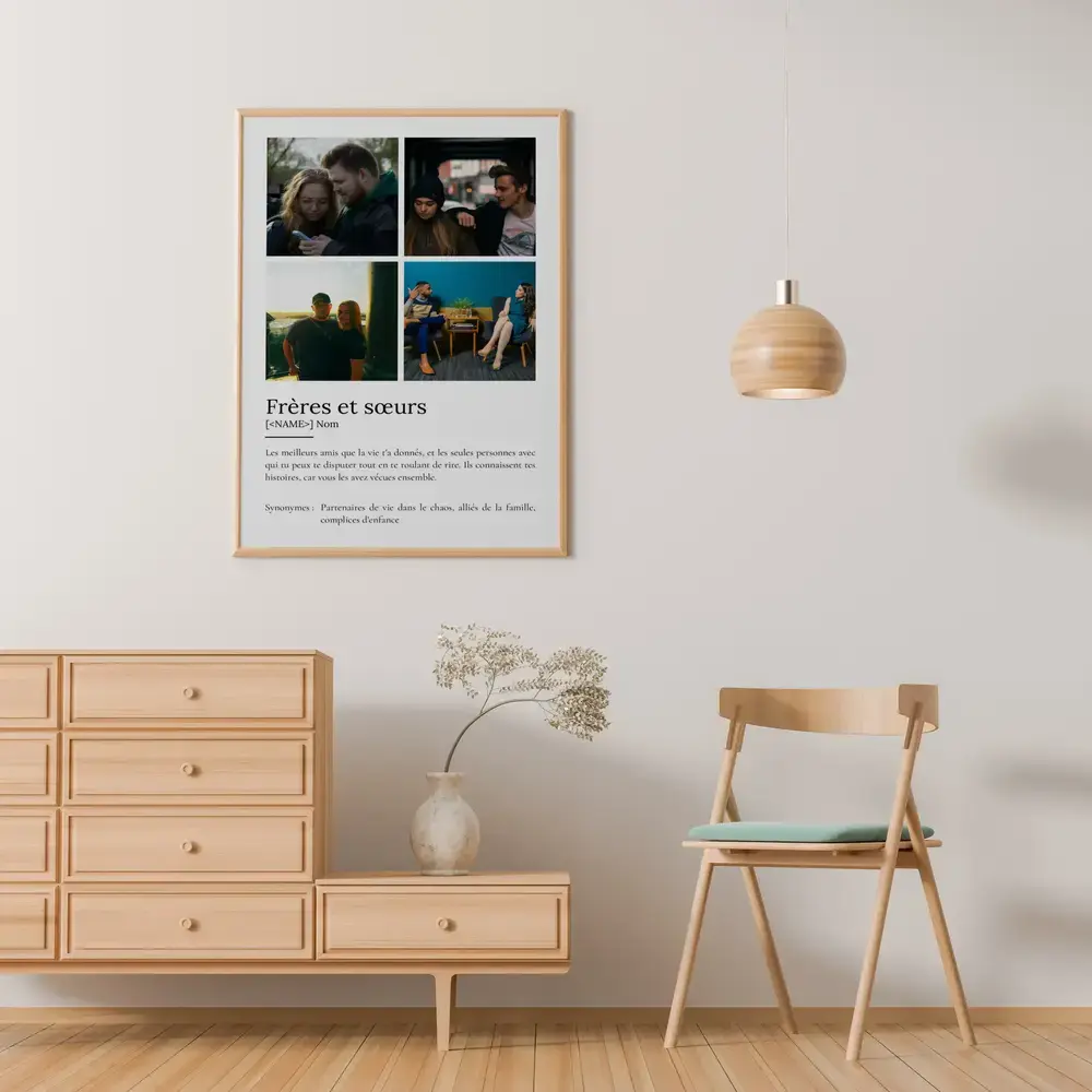 Affiche de fratrie à quatre photos, encadrée au mur du salon, une idée cadeau pour un frère ou une sœur