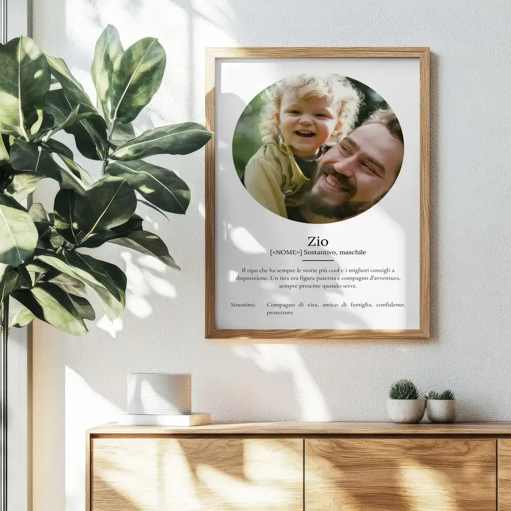 Poster con definizione di zio e foto rotonda, in cornice di legno appeso sopra una credenza accanto a una pianta
