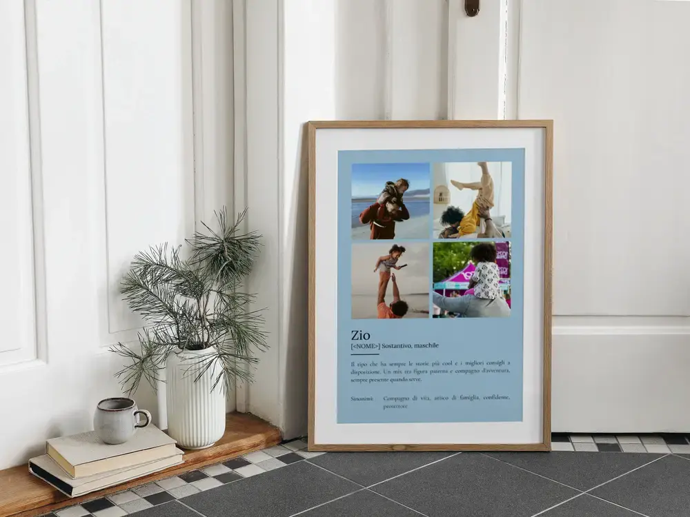 Poster per lo zio con quattro foto e definizione, in cornice di legno a terra accanto a libri e vaso