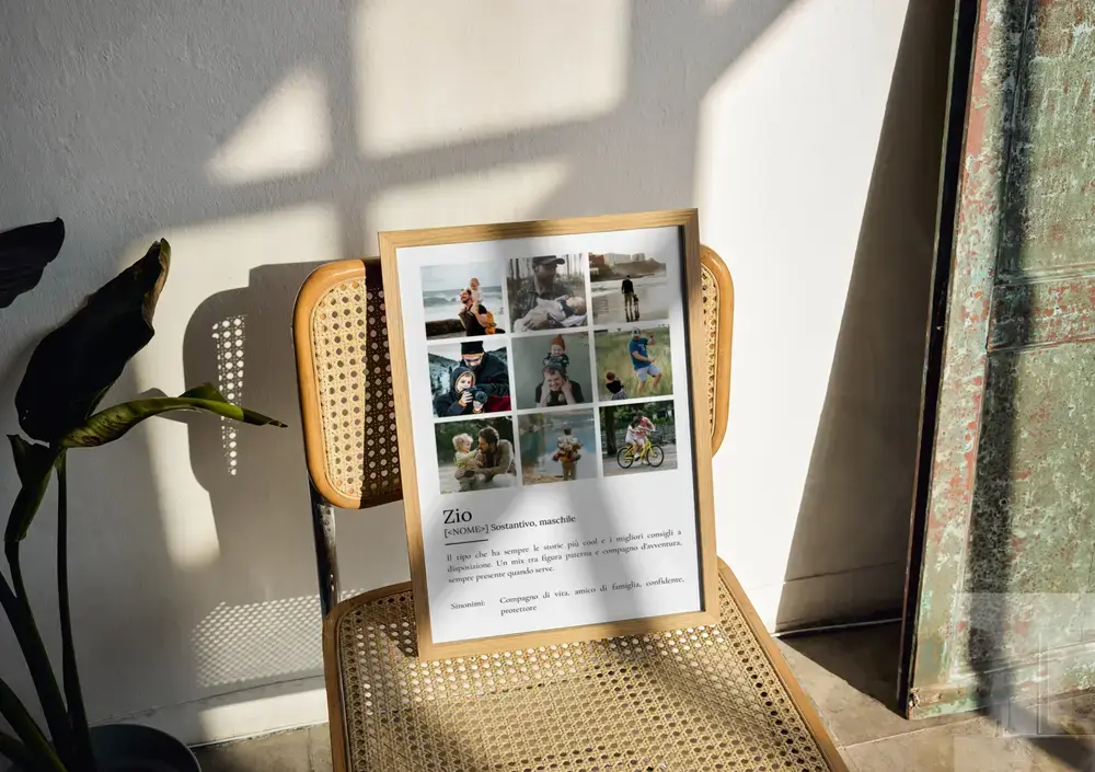 Poster regalo per lo zio con nove foto e definizione, in cornice di legno su una sedia in paglia al sole