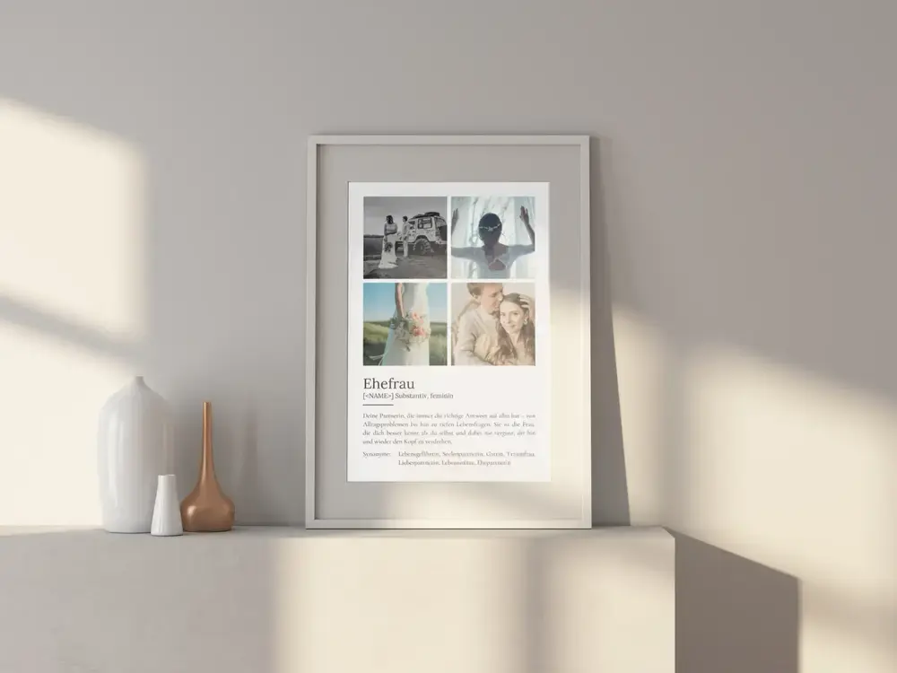 Definitionsposter mit vier Hochzeitsfotos im hellen Rahmen auf einem Sideboard, eine Geschenkidee für die Ehefrau