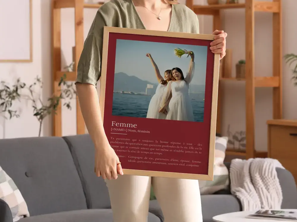 Affiche définition bordeaux avec deux mariées, encadrée en bois au salon, cadeau personnalisé pour son épouse