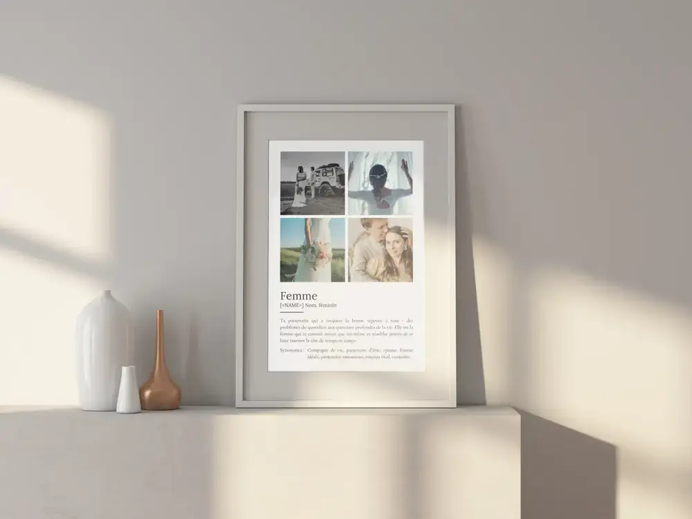 Affiche définition à quatre photos de mariage, cadre blanc sur un buffet, idée cadeau pour son épouse