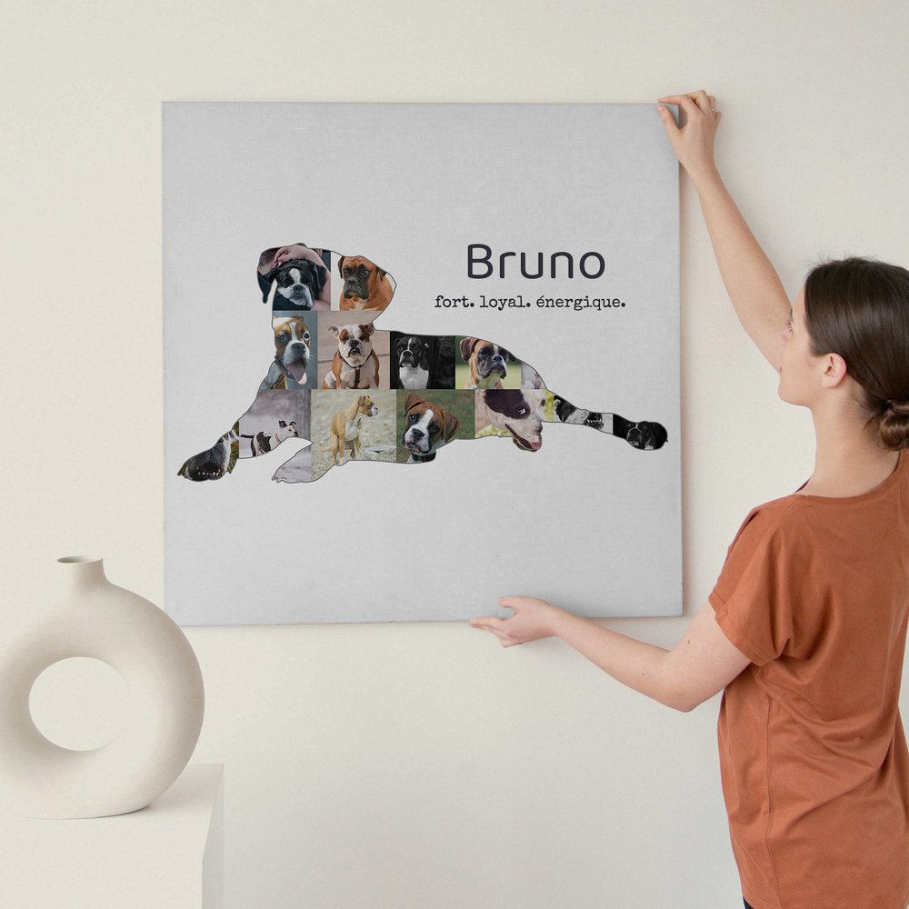 Toile personnalisée avec une silhouette de boxer couché composée de photos, un nom et un petit texte, sur un mur clair