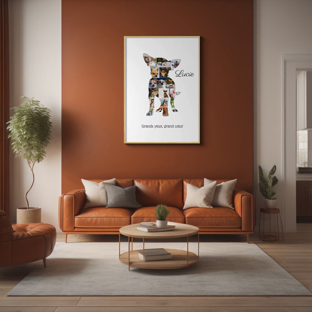 Collage photo chihuahua avec prénom, encadré sur un mur terracotta au-dessus d’un canapé en cuir dans le salon