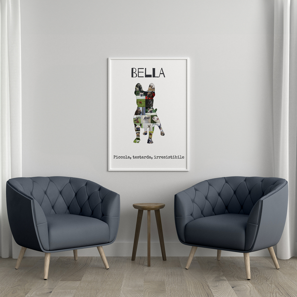 Collage di foto a forma di bulldog francese con nome, in cornice bianca sulla parete tra due poltrone grigie