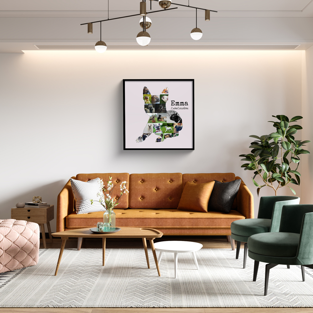 Collage di foto a forma di bulldog francese in cornice nera, sopra il divano color ocra in soggiorno