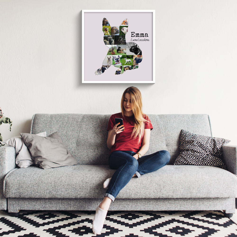 Collage fotografico a forma di bulldog francese con nome, in cornice bianca sopra il divano grigio