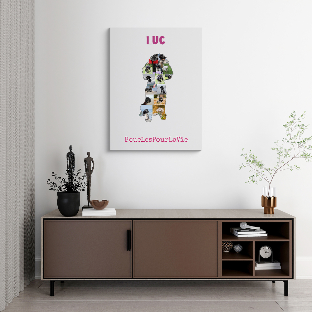 Collage photo sur toile en forme de caniche nain assis, avec nom et texte roses, au-dessus d’un buffet dans le salon