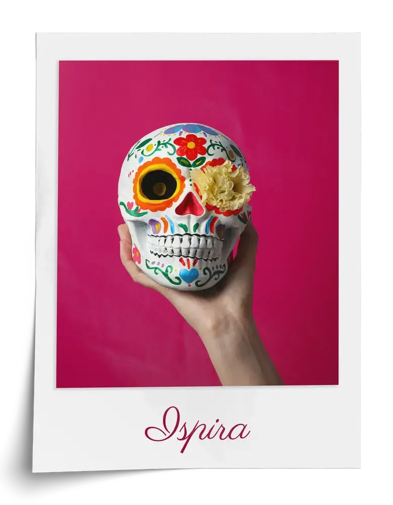 Poster fotografico personalizzato con teschio colorato su fondo rosa, bordo bianco e scritta in corsivo