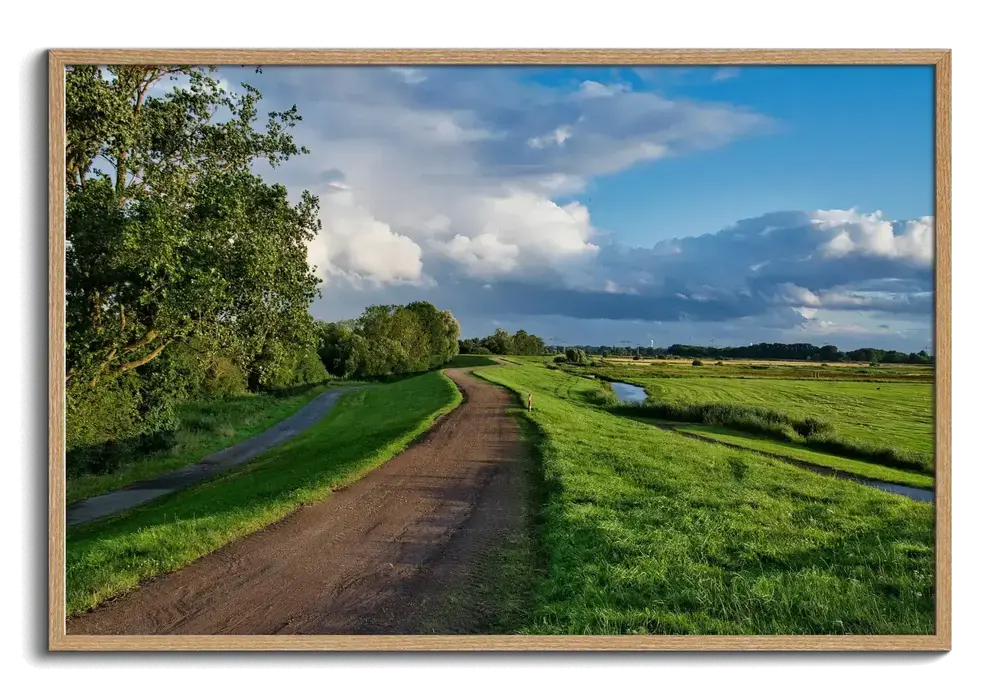 Landschaftsfoto mit Feldweg und grünen Wiesen im naturfarbenen Holzrahmen, Fine-Art-Druck hinter Acrylglas