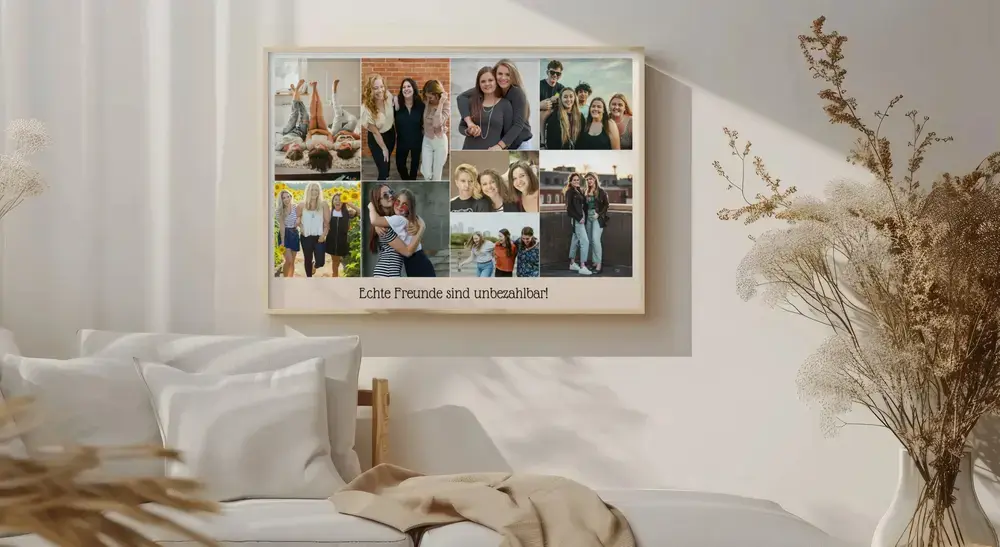 Fotocollage mit Freundschaftsspruch im hellen Rahmen über dem Sofa, eine persönliche Geschenkidee für beste Freunde