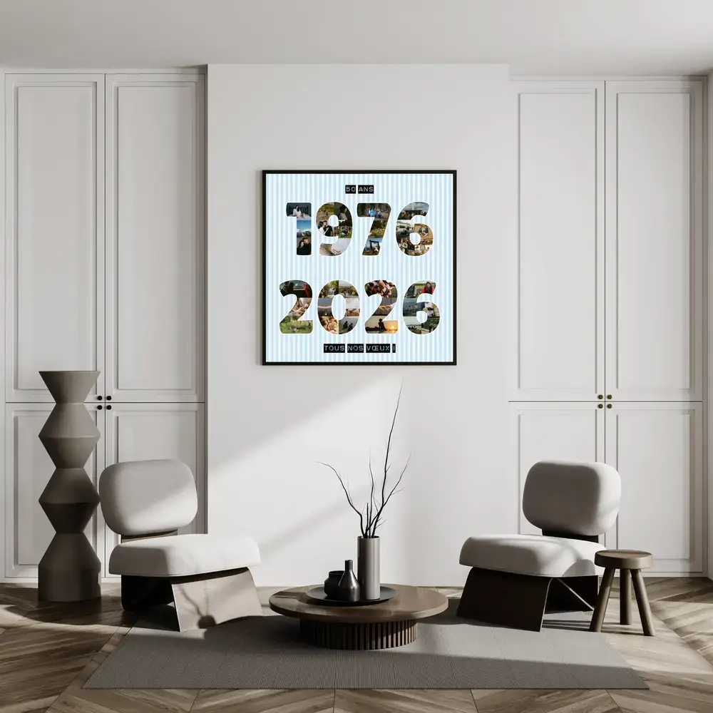 Collage de photos formant deux années sur fond rayé bleu clair, dans un cadre noir au mur du salon