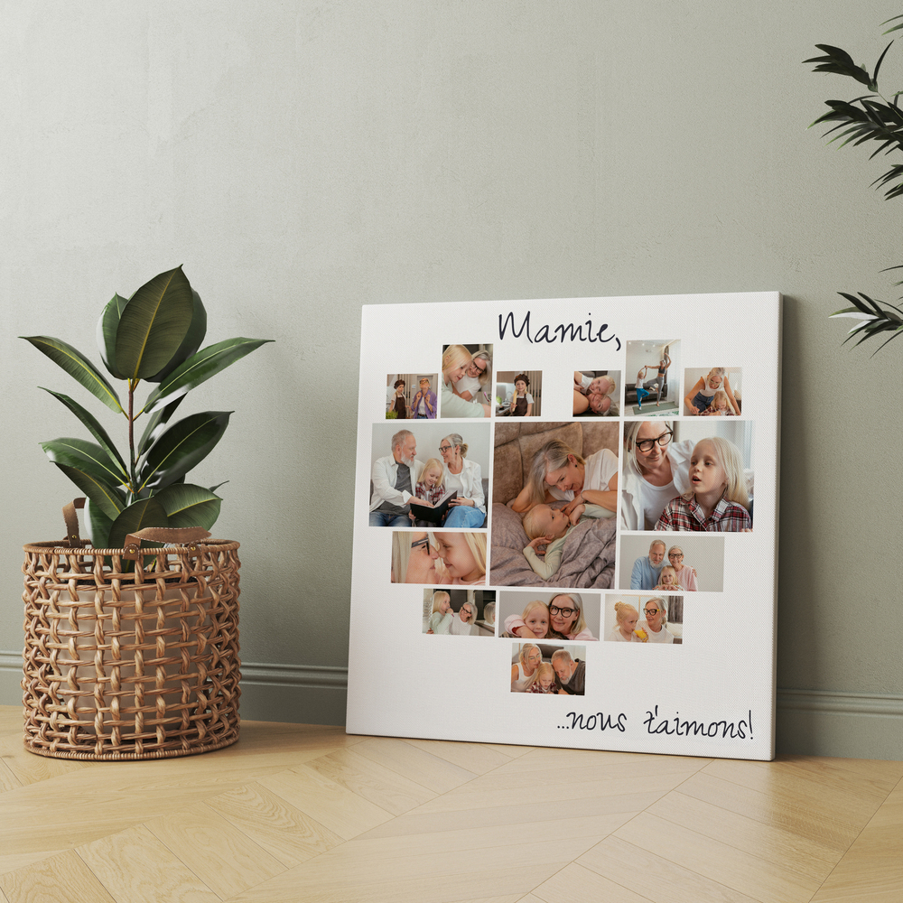 Pêle-mêle photo en cœur sur toile avec une grande photo centrale, posé au sol contre un mur près d’une plante