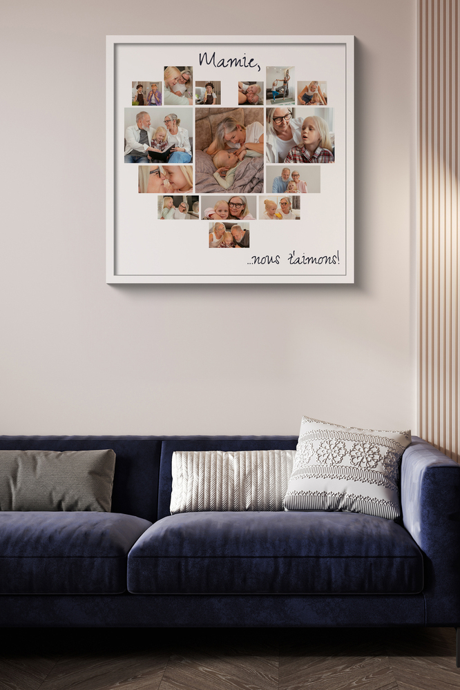 Collage de photos de famille en forme de cœur, encadré en blanc au-dessus d’un canapé bleu dans le salon