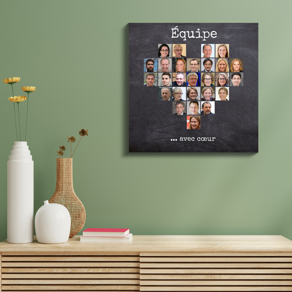 Tableau photo d’équipe en forme de cœur sur fond sombre, sur un mur vert au-dessus d’un buffet en bois