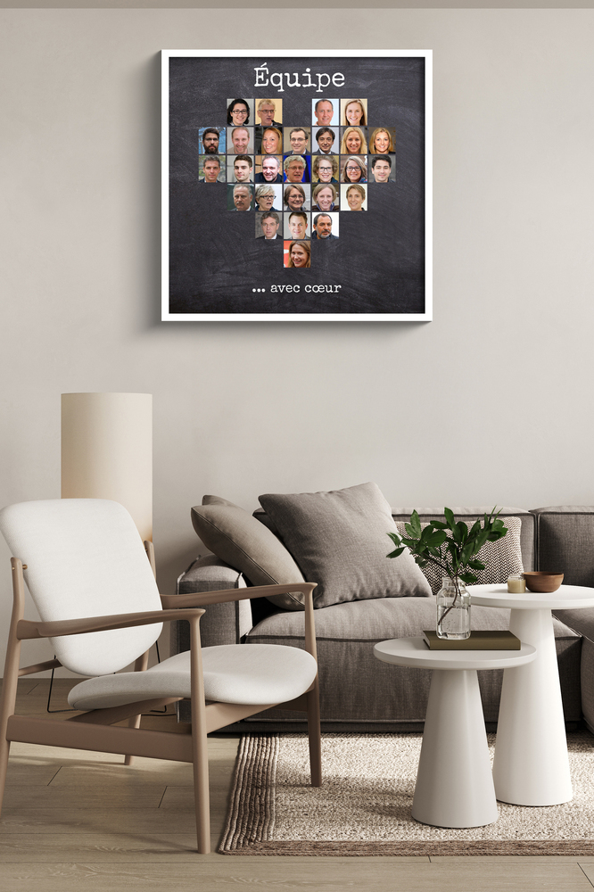 Pêle-mêle de photos de collègues en cœur sur fond sombre, dans un cadre blanc au mur d’un salon beige