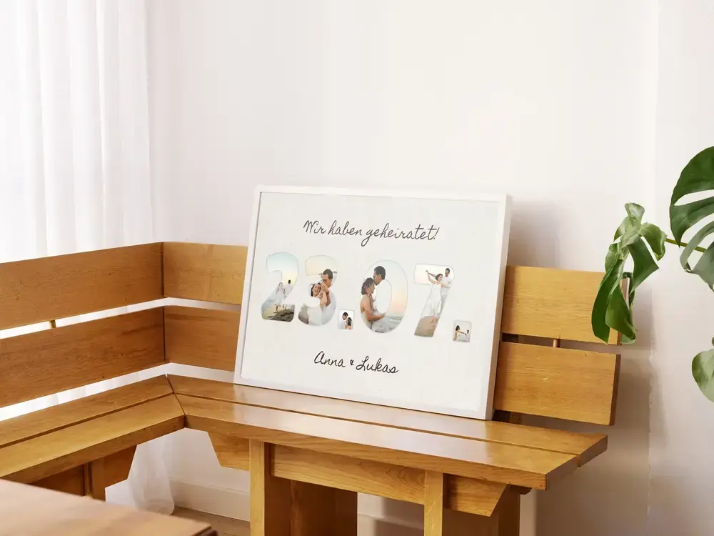 Hochzeitsdatum aus Fotos mit Namen auf hellem Grund, weiss gerahmt auf einer Holzbank