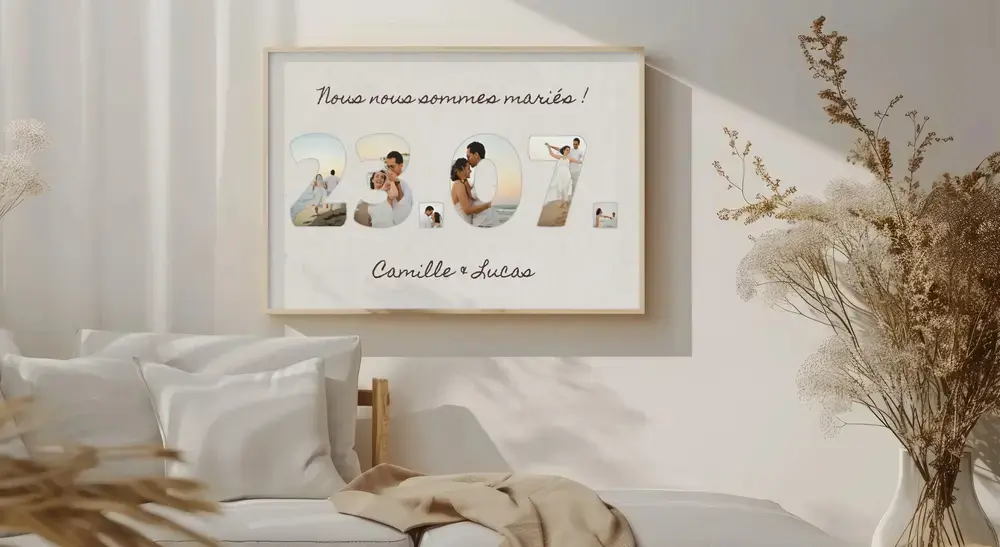 Tableau encadré avec date de mariage composée de photos et prénoms, au mur près d’un bouquet de fleurs séchées