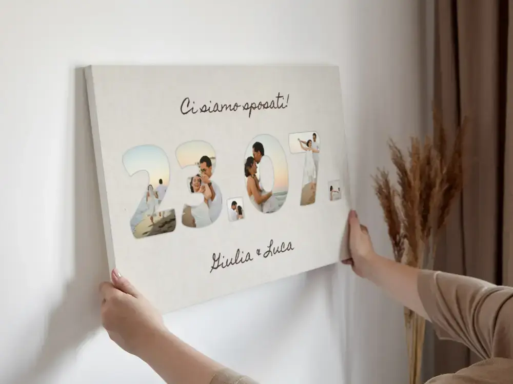 Collage di matrimonio su una parete chiara, con la data composta da fotografie e i nomi degli sposi