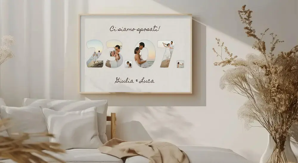 Idea regalo per gli sposi: collage con data composta da foto e nomi, in cornice chiara sopra il letto