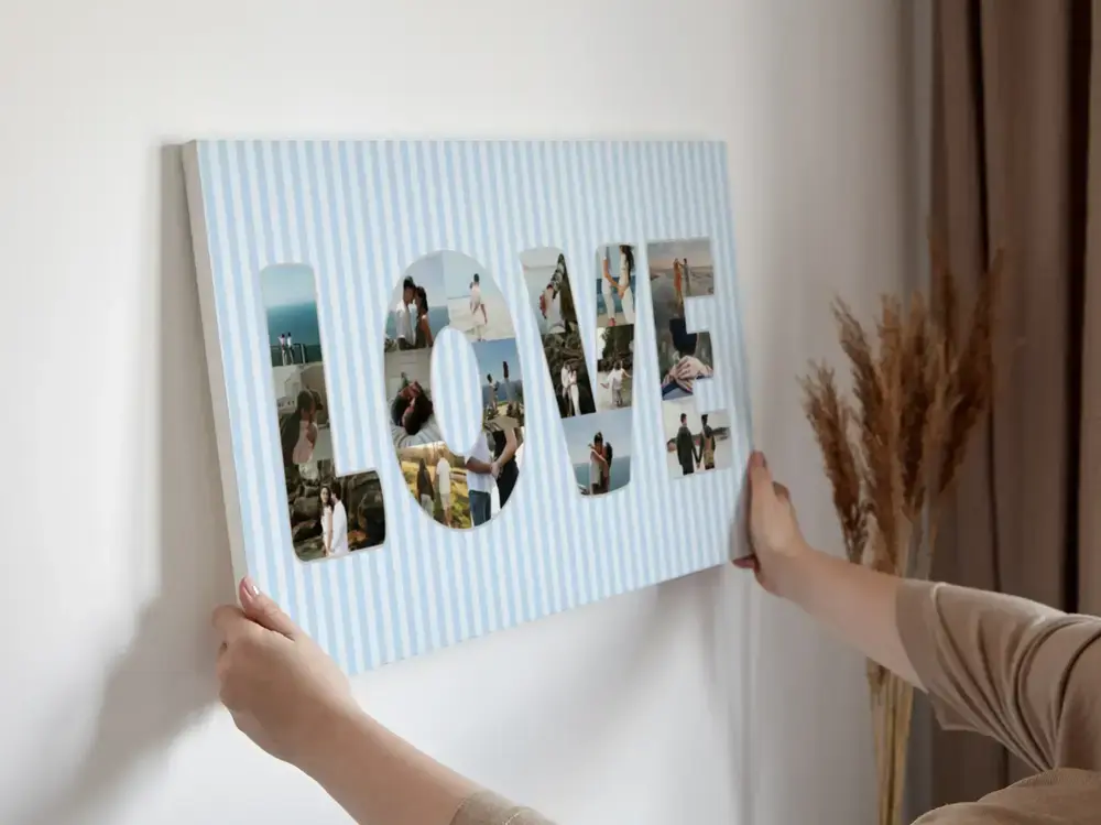 Collage de photos de mariage sans cadre sur un mur clair, en forme de lettres sur fond rayé bleu et blanc