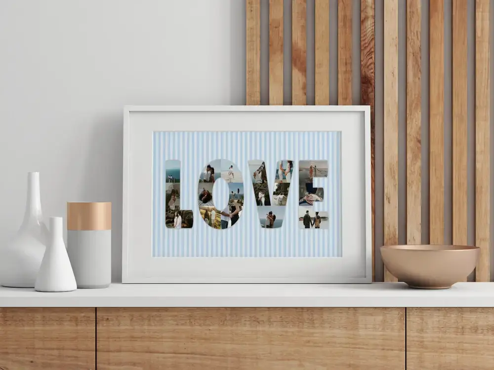 Collage photo de mariage en lettres, encadré de blanc avec passe-partout, sur un buffet devant des lattes en bois