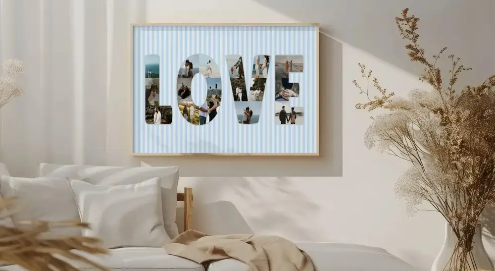 Collage photo de mariage encadré, lettres sur fond rayé bleu clair, au-dessus du lit près de fleurs séchées