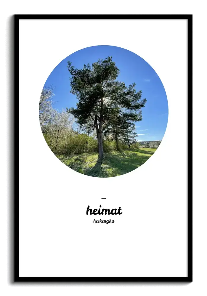 Heimat-Poster mit rundem Kieferfoto und individuellem Ortsnamen auf weissem Grund, im schwarzen Rahmen