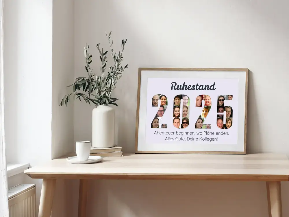 Ruhestand-Fotocollage mit Foto-Jahreszahl und Spruch im Naturholzrahmen auf hellem Schreibtisch neben einer Vase