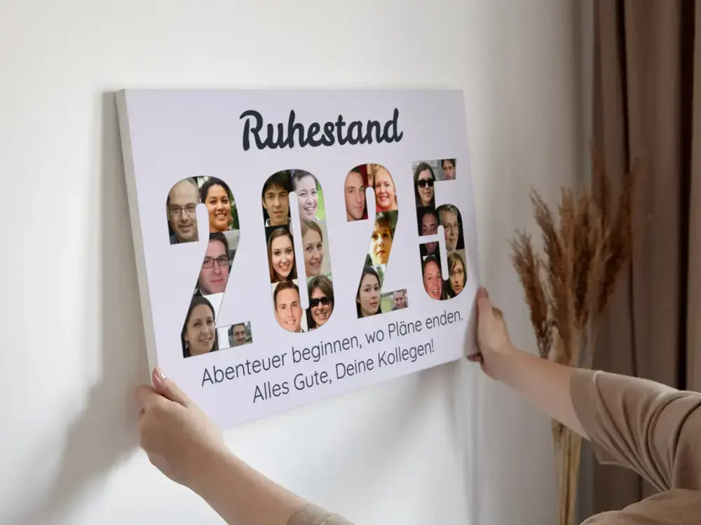 Fotocollage auf Leinwand an heller Wand, mit Jahreszahl aus Porträts und Spruch als Geschenk zum Ruhestand